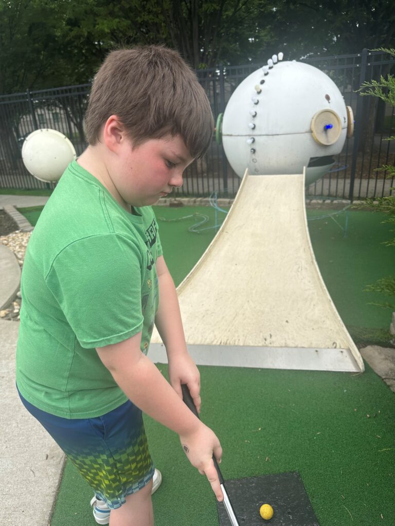 Best Buddies DNI kid plays Mini Golf in Nashville